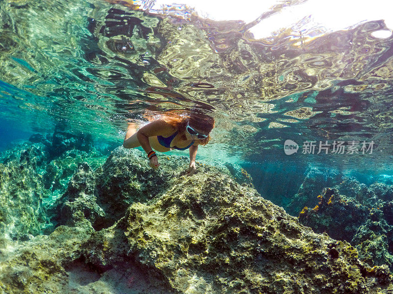 Göbün湾在Göcek。漂浮在海底的女士。