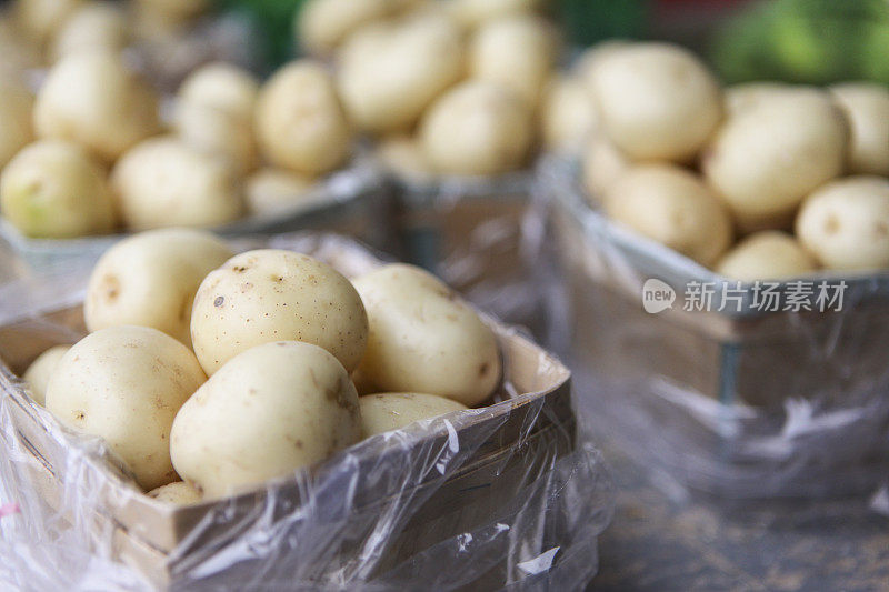 露天市场上，篮子里的小土豆在出售。