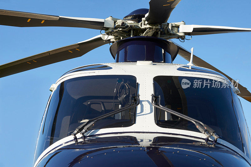 直升机驾驶舱和旋翼叶片的外观前视图