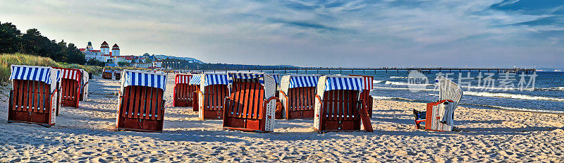波罗的海沿岸宾茨附近海滩上的带顶棚的沙滩椅(德国鲁吉亚岛)