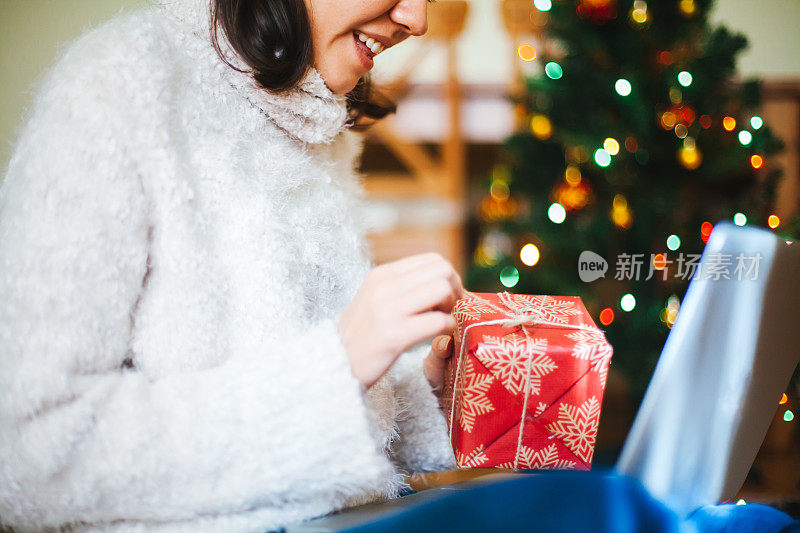 女人用笔记本电脑在网上进行圣诞购物