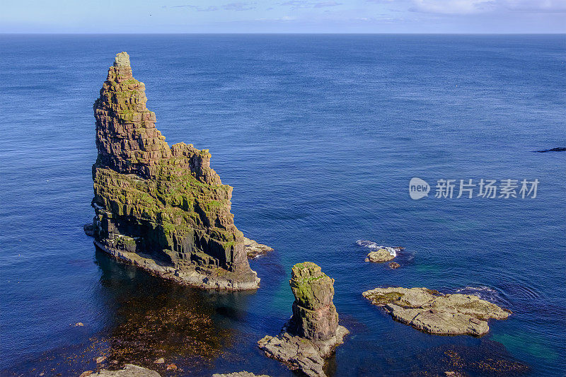 在苏格兰高地北岸的邓肯斯比角，从悬崖顶上的小路上可以看到巨大的锯齿状岩石尖塔