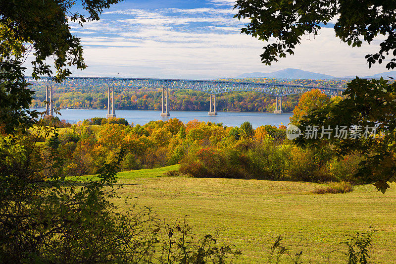 金斯顿-莱茵悬崖桥上的哈德逊河，秋天的颜色(树叶)和蓝色的天空，从诗人的散步，红钩，哈德逊谷，纽约。