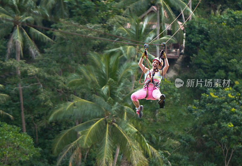 在森林林冠之旅期间，快乐的女人尖叫着。