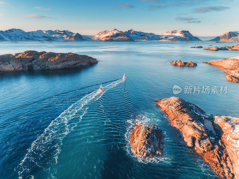 鸟瞰图渔船，岩石在蓝色的海洋
