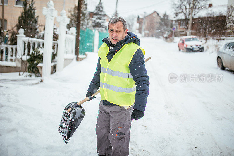 一场又一场大雪过后，一名男子正在清扫门口