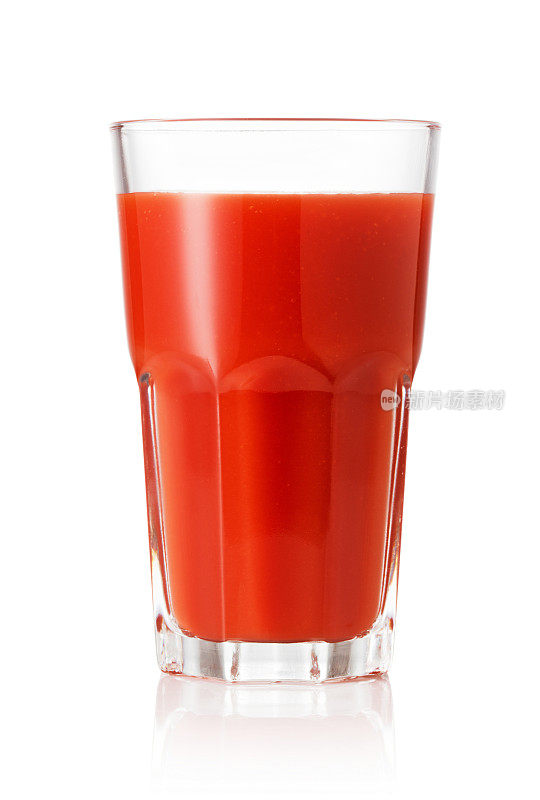 一杯孤立的番茄汁在白色背景