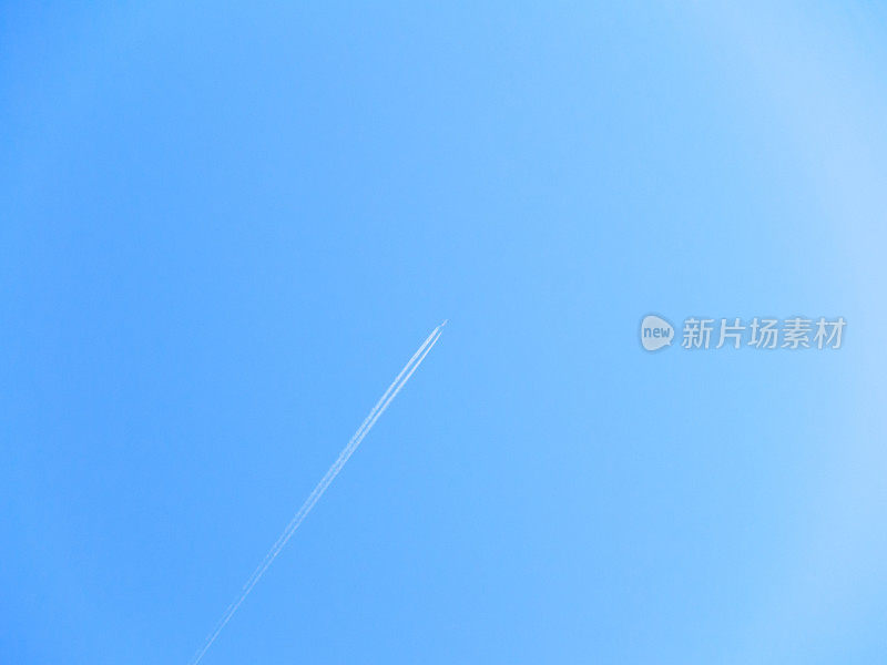 飞机在深蓝色的天空上留下的痕迹。