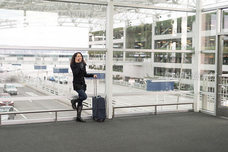 独自在机场旅行的女人
