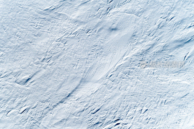 变形的雪。伏尔加河表面的波浪地壳