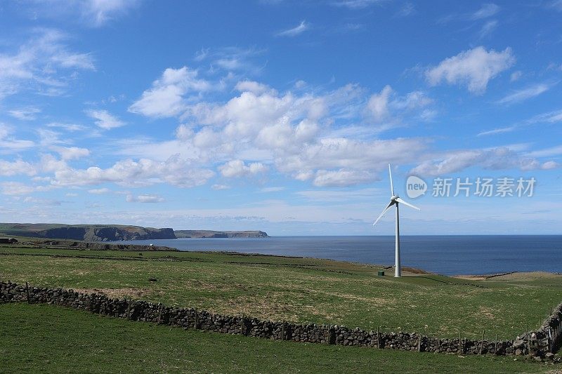 北海悬崖上的风力涡轮机