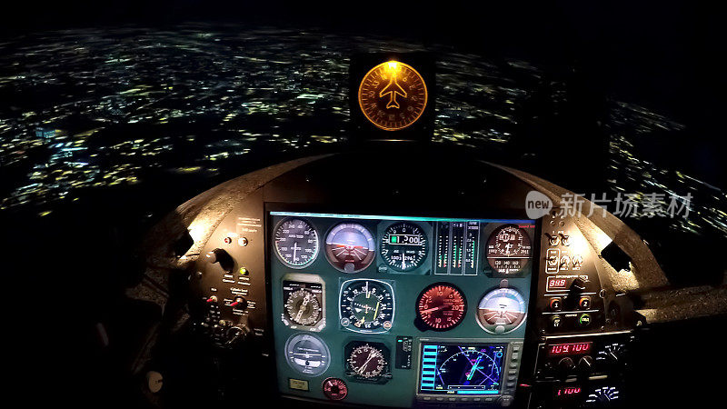 夜市上空飞行模拟器控制面板，飞机方向盘