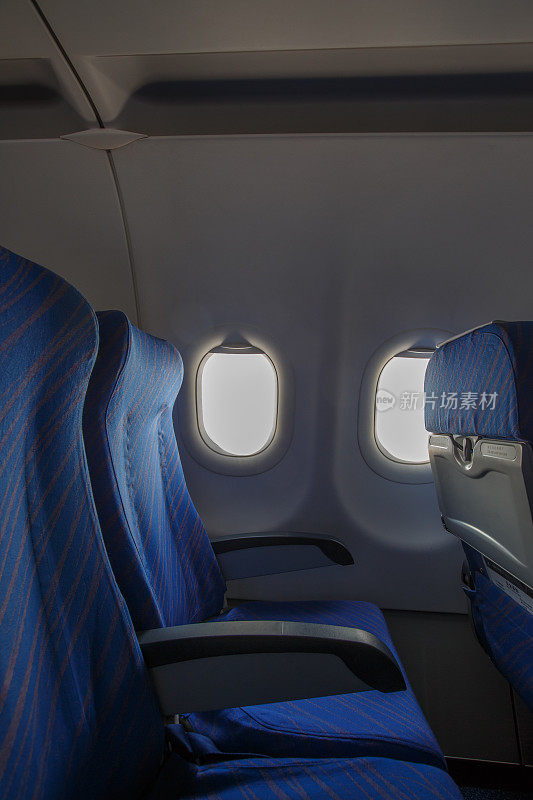 飞机窗口和空座位
