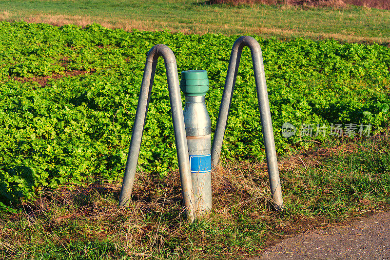 水柱管，地下水收集地点在田野上。