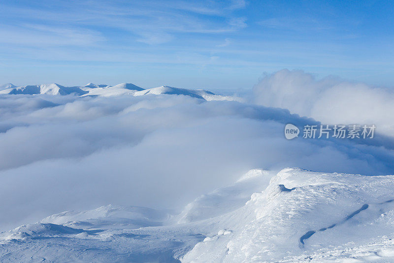 冬季喀尔巴阡多云的山地景观