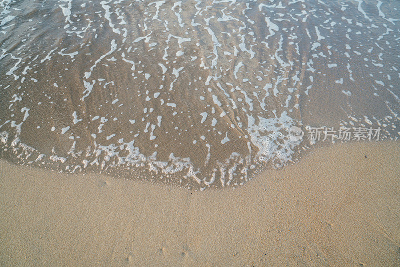 沙滩上海浪般的海水