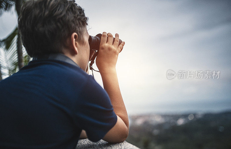 用望远镜看的少年