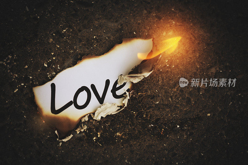 “爱”这个词在火焰中燃烧