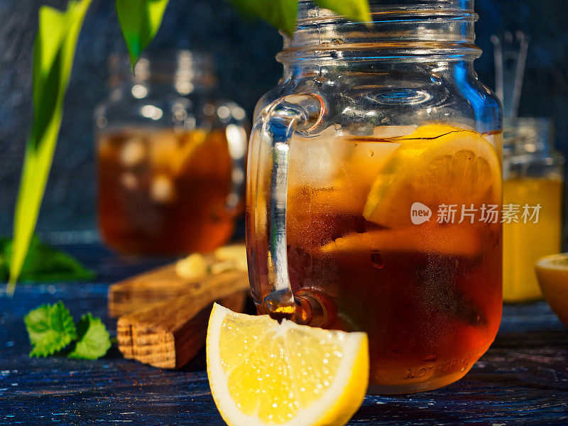 冰茶加柠檬，蜂蜜和姜