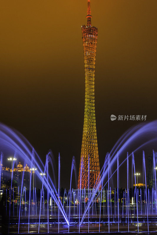 夜景，美丽的喷泉和广州塔，广州，中国南方