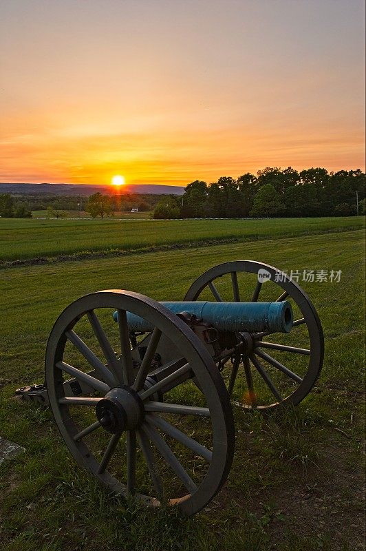 在宾夕法尼亚州葛底斯堡的葛底斯堡国家军事公园里，夕阳正落在内战的战场上