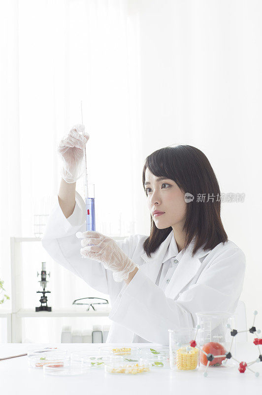 一位女性科学家在做科学实验