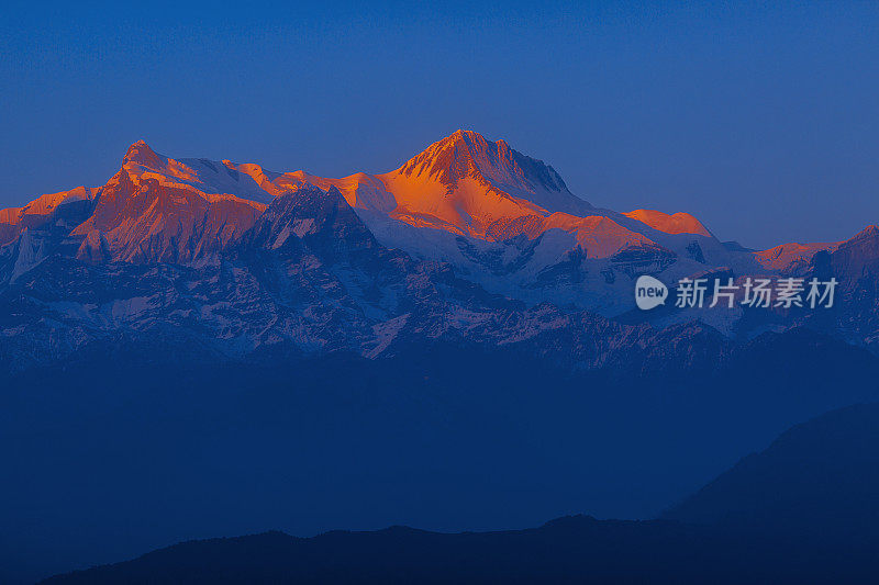 尼泊尔Sarangkot山顶上的Alpenglow