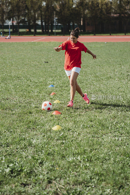 年轻的成年女子在足球训练中