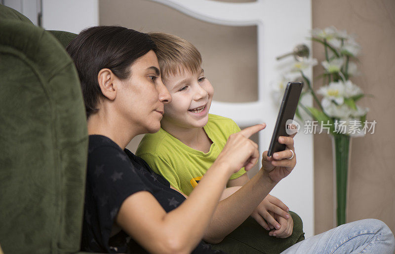 母亲和儿子使用智能手机