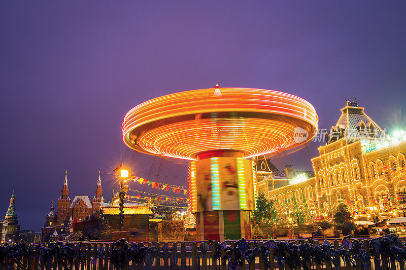 旋转木马上的欢乐，长时间的狂欢，圣诞市场，莫斯科的圣诞灯光