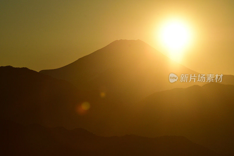 富士山上的日落:从东京八王子高雄山上看