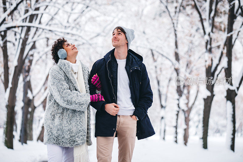 雪中的年轻夫妇