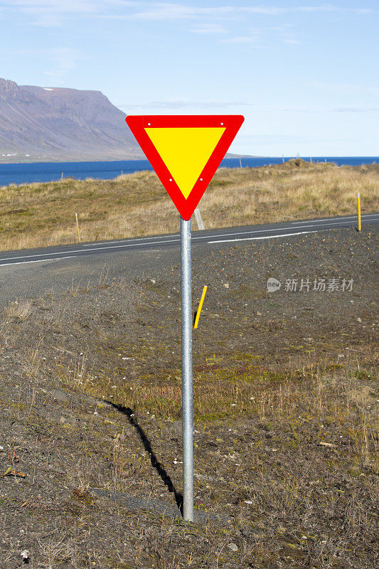 冰岛三角道路警告标志