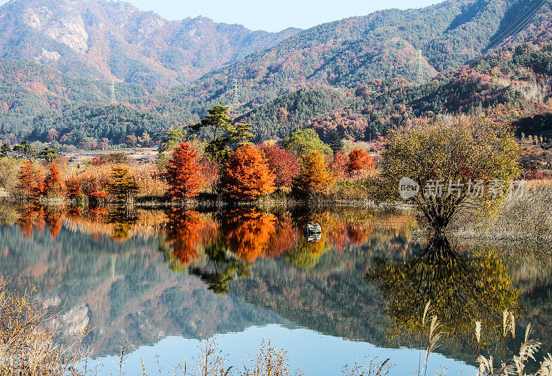 秋日清晨的永丹湖美景