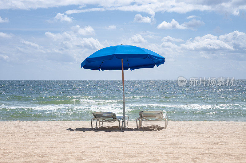 美国劳德代尔堡海滩上的遮阳伞和日光浴躺椅