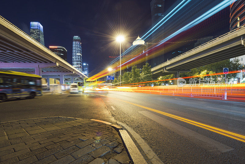 北京夜间城市公路交通