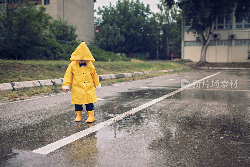 秋天雨天，男孩在户外散步