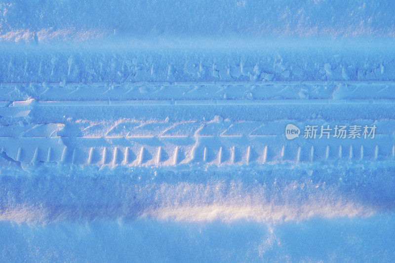 冬天雪地上的车胎痕迹