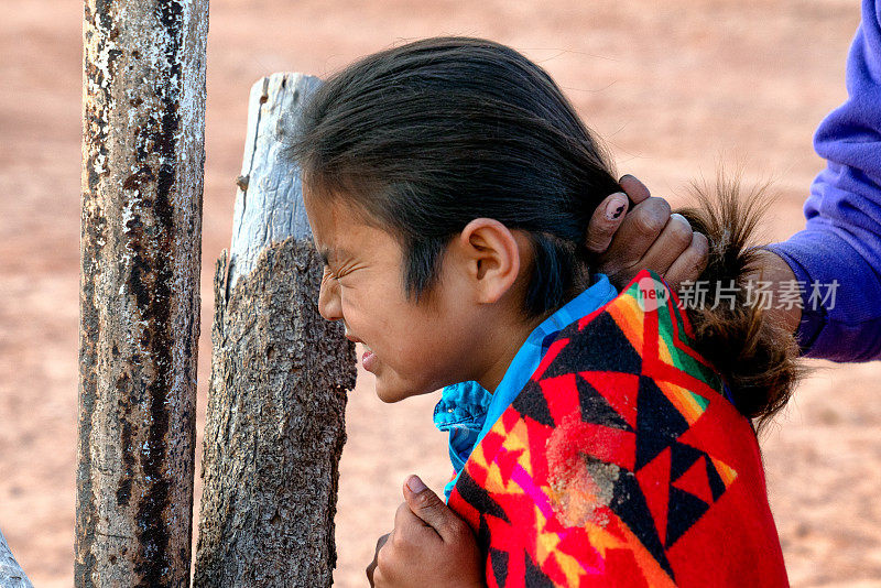 9岁印第安纳瓦霍男孩的发型