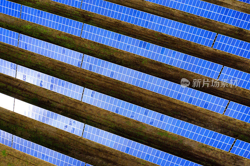 鸟瞰图的太阳能电池板基地在该国。