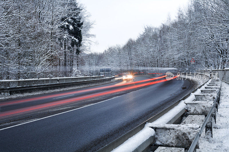 道路上冰雪覆盖，冬季行车状况良好