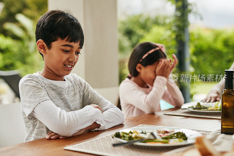 妈妈，我太饱了，不能吃蔬菜