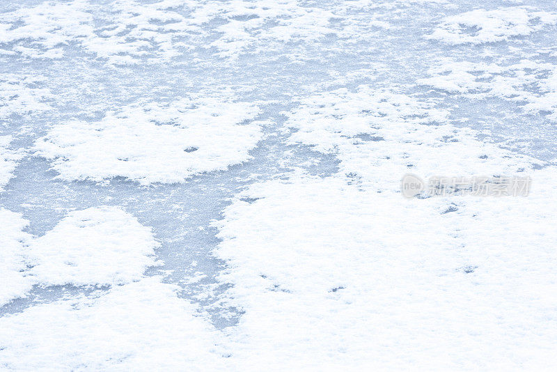 冬天结冰的湖面上有冰雪