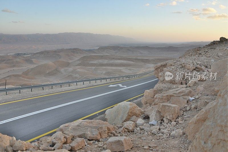 有安全栏杆的蜿蜒道路