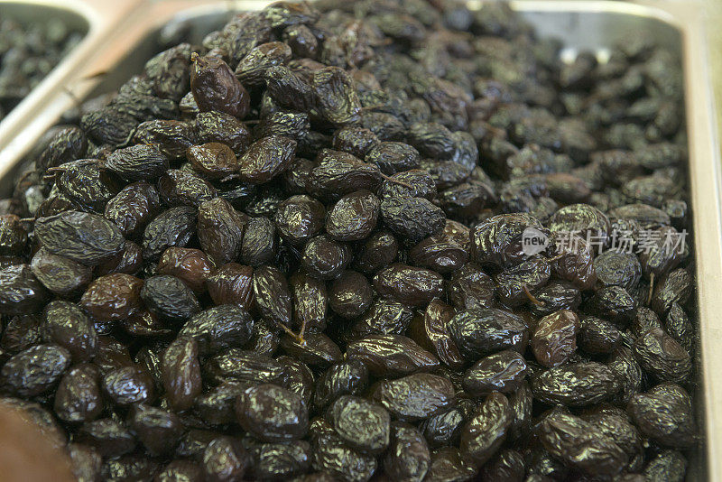 农贸市场上的黑橄榄堆。
