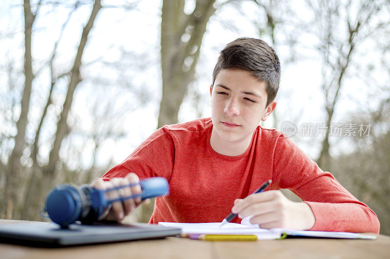 一个在城市公园里学习的少年