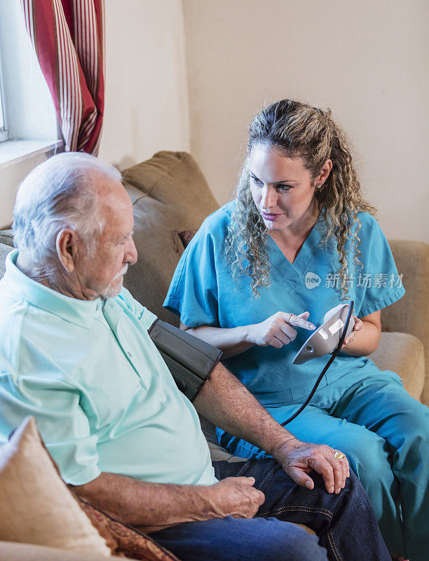 家庭护工在给老人测血压