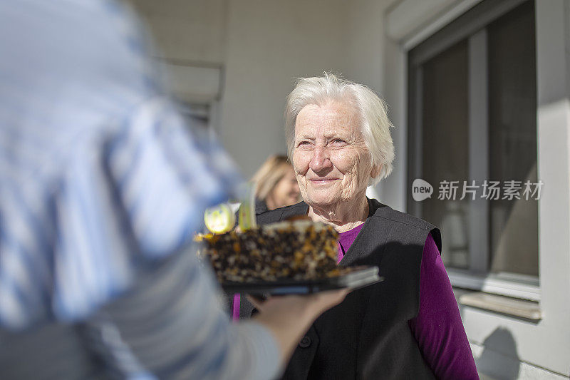 老女人和她爱的人一起庆祝她的87岁生日