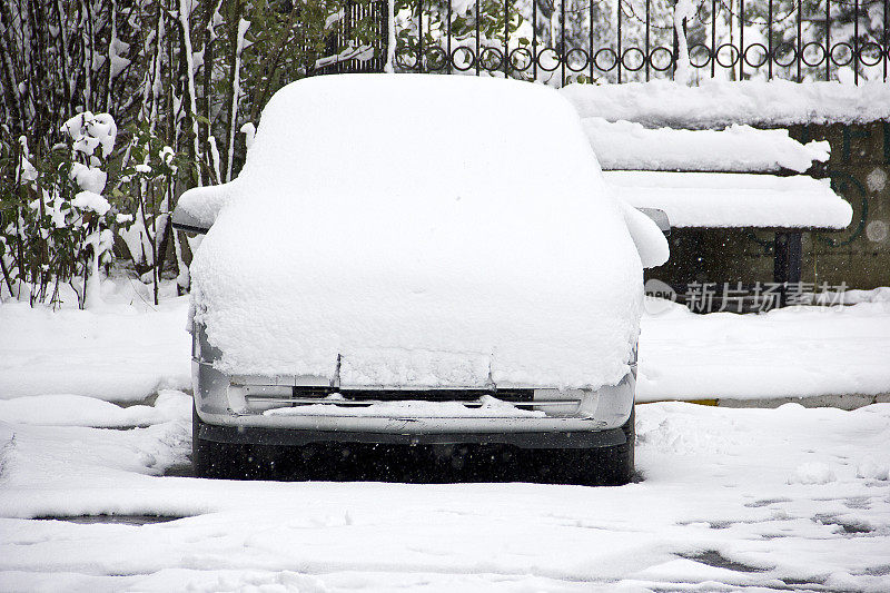 雪下的汽车