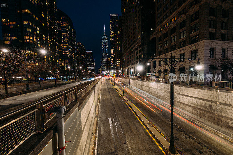 曼哈顿西街的路灯轨迹，背景是世贸中心一号大楼